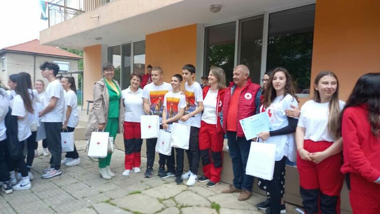 Ученическият екип на „Паисий“ за оказване на първа помощ е най -добър в областта