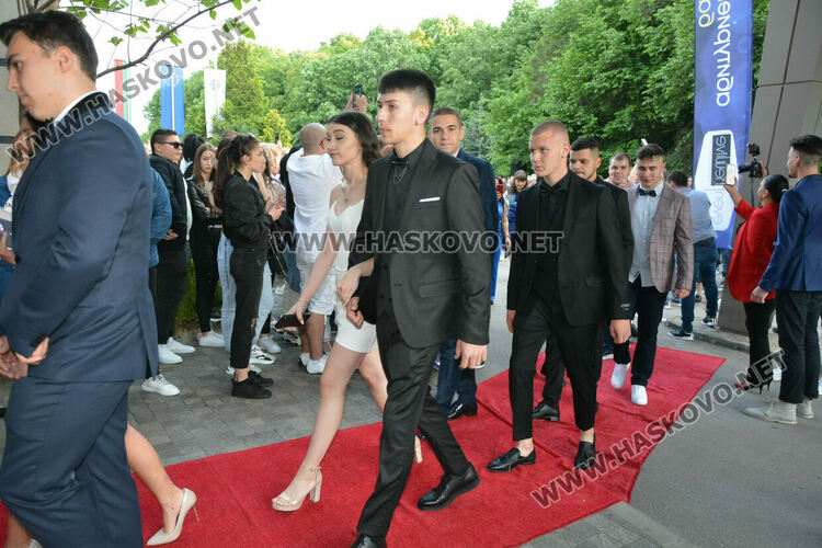 Царската гимназия откри сезона на баловете в Хасково