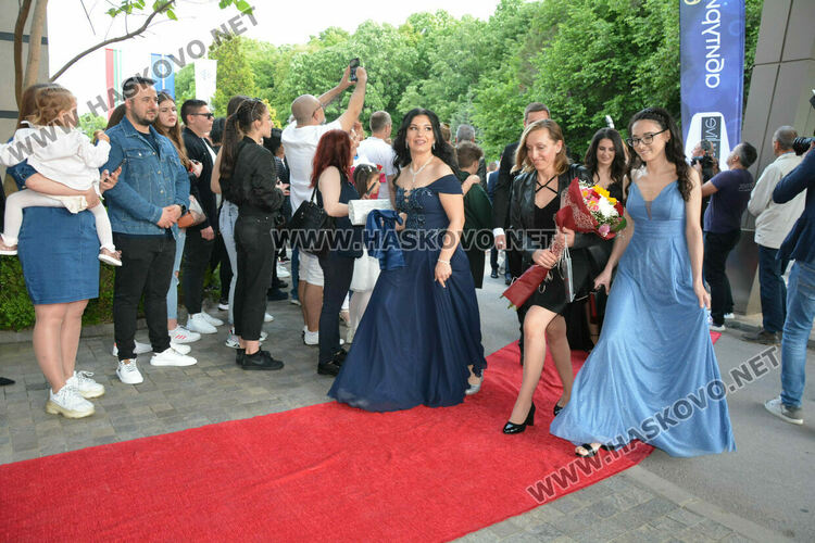 Царската гимназия откри сезона на баловете в Хасково