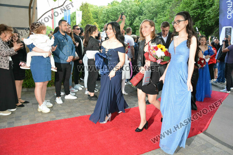 Царската гимназия откри сезона на баловете в Хасково