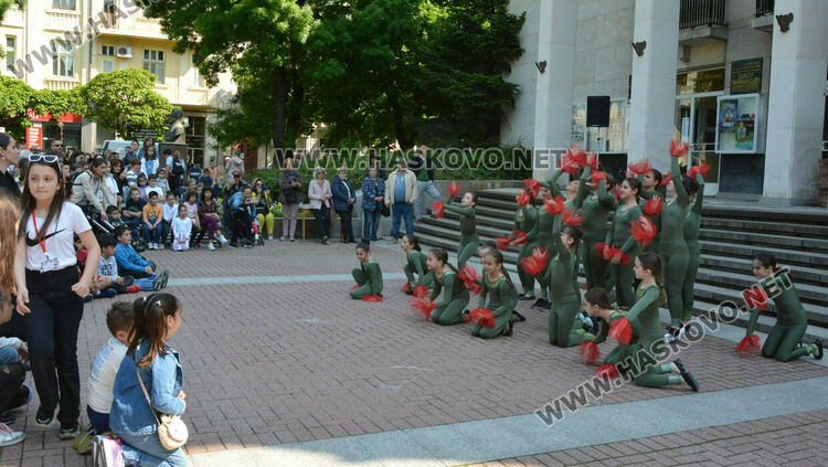 Празник с кауза на училище „Св.Климент Охридски“ огласи центъра на Хасково