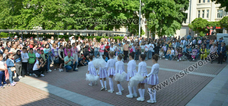 Празник с кауза на училище „Св.Климент Охридски“ огласи центъра на Хасково