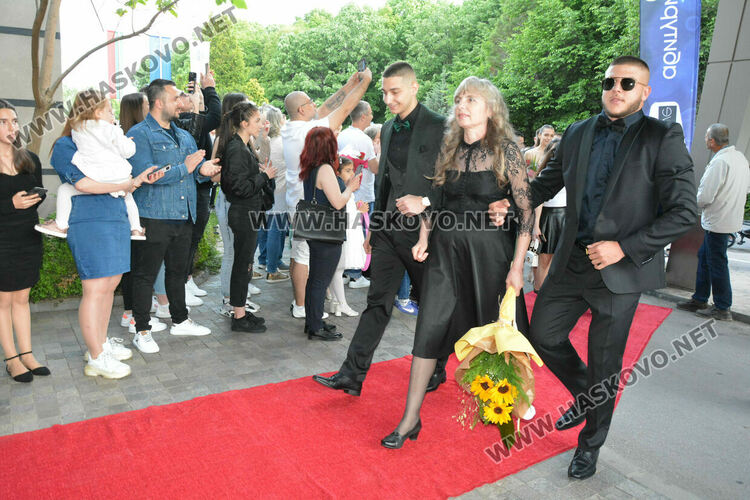 Царската гимназия откри сезона на баловете в Хасково