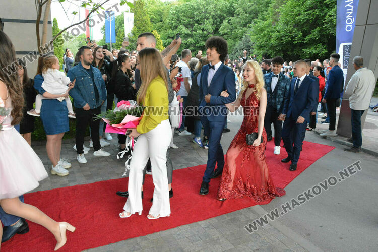 Царската гимназия откри сезона на баловете в Хасково