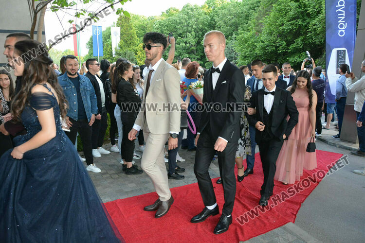 Царската гимназия откри сезона на баловете в Хасково