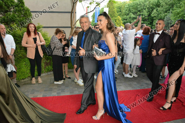 Царската гимназия откри сезона на баловете в Хасково