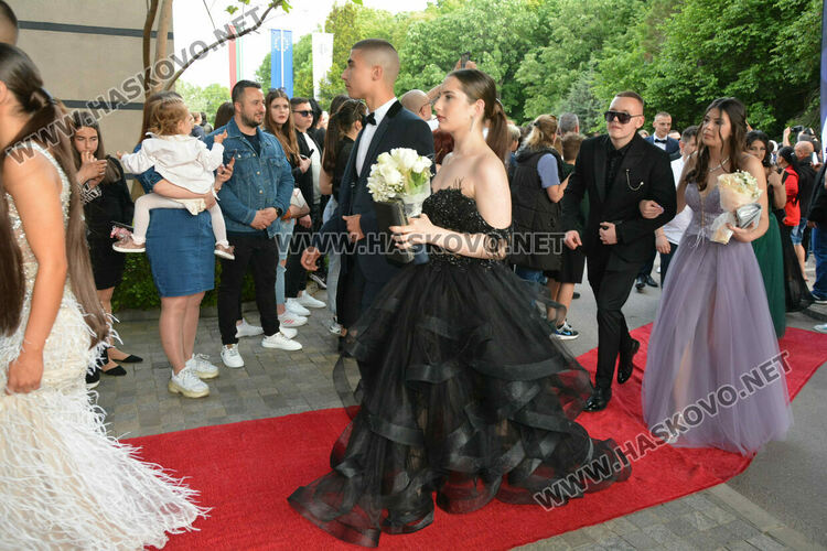 Царската гимназия откри сезона на баловете в Хасково