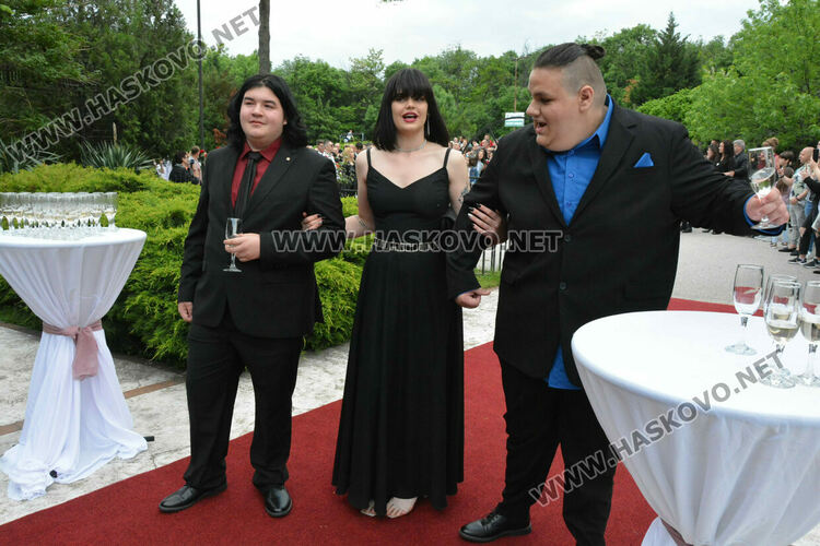 Абитуриентите на ПГМЕТ "Стойчо и Кица Марчеви“ празнуват днес