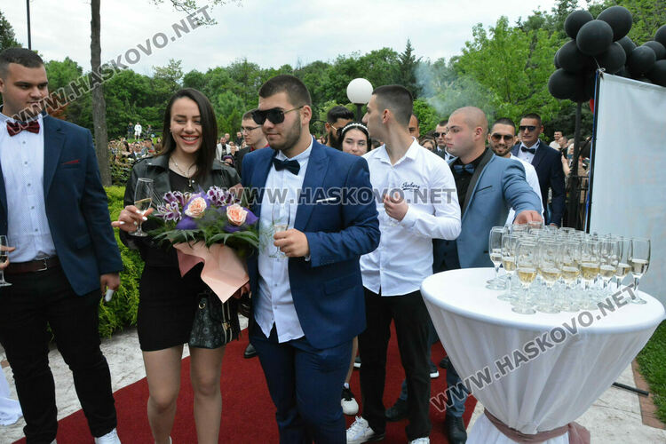 Абитуриентите на ПГМЕТ "Стойчо и Кица Марчеви“ празнуват днес