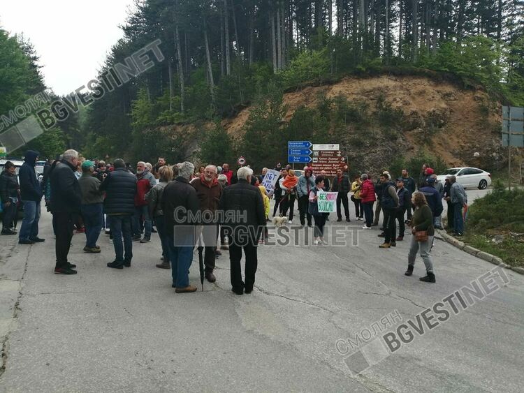 Жители на три смолянски села блокираха пътя Смолян-Рудозем