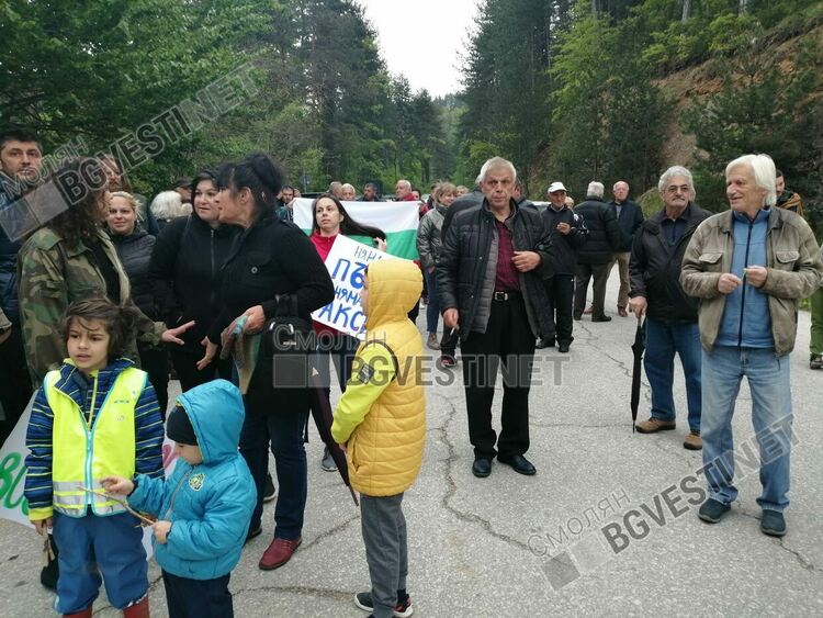 Жители на три смолянски села блокираха пътя Смолян-Рудозем