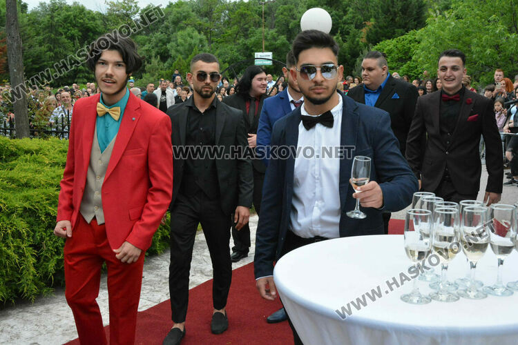 Абитуриентите на ПГМЕТ "Стойчо и Кица Марчеви“ празнуват днес