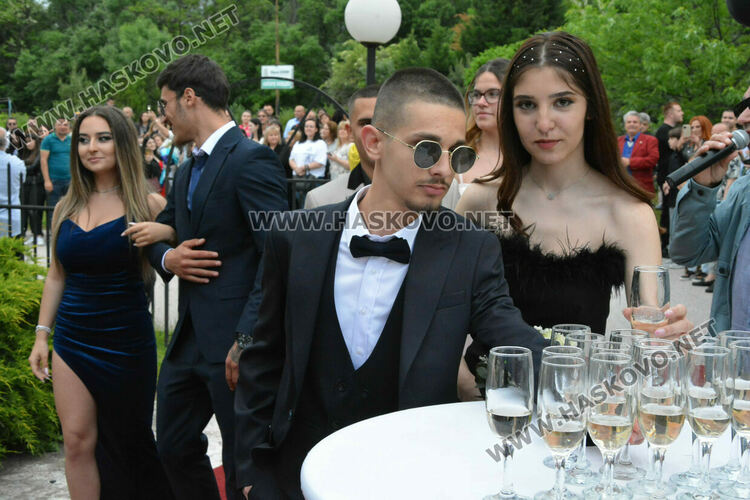 Абитуриентите на ПГМЕТ "Стойчо и Кица Марчеви“ празнуват днес