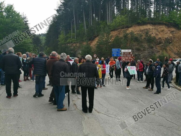Жители на три смолянски села блокираха пътя Смолян-Рудозем