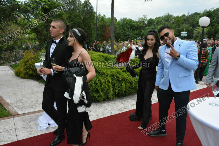 Абитуриентите на ПГМЕТ "Стойчо и Кица Марчеви“ празнуват днес