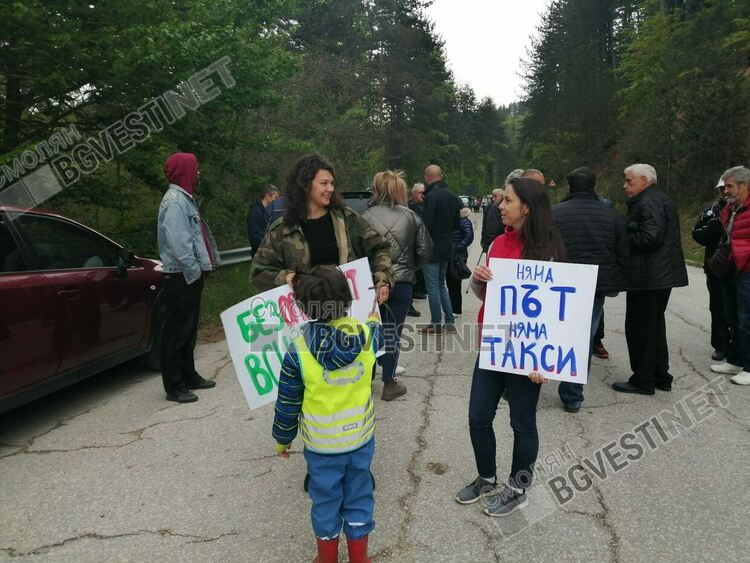 Жители на три смолянски села блокираха пътя Смолян-Рудозем