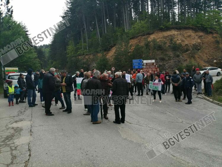 Жители на три смолянски села блокираха пътя Смолян-Рудозем