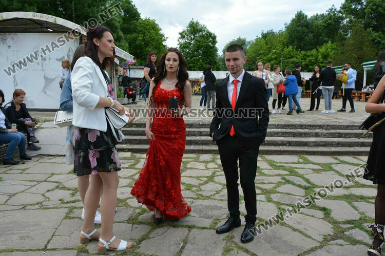 Абитуриентите на ПГМЕТ "Стойчо и Кица Марчеви“ празнуват днес