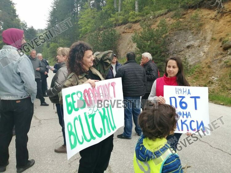 Жители на три смолянски села блокираха пътя Смолян-Рудозем