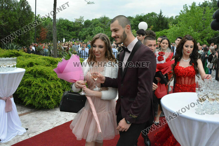 Абитуриентите на ПГМЕТ "Стойчо и Кица Марчеви“ празнуват днес