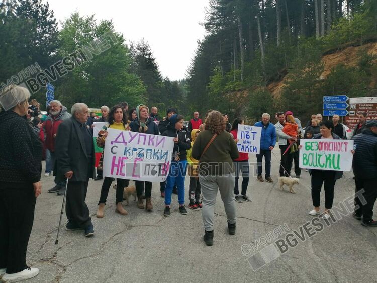 Жители на три смолянски села блокираха пътя Смолян-Рудозем