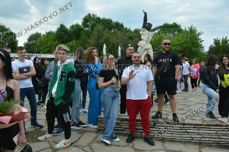 Абитуриентите на ПГМЕТ "Стойчо и Кица Марчеви“ празнуват днес