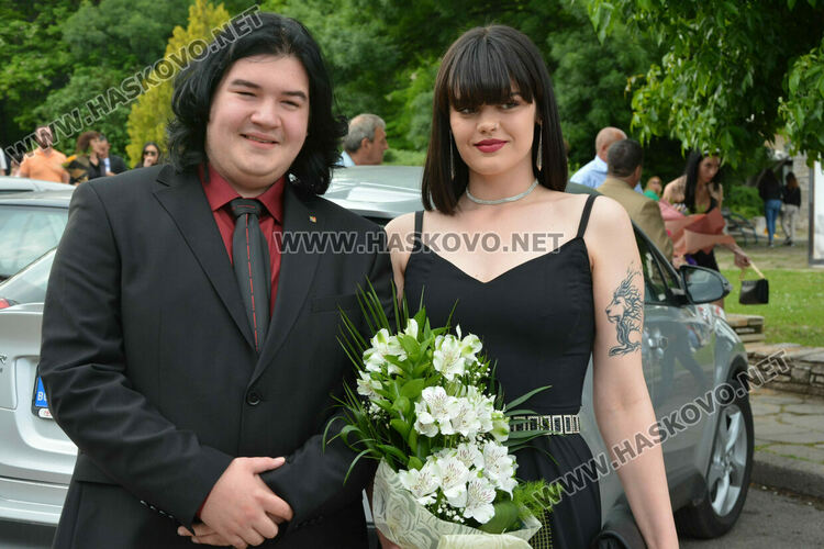 Абитуриентите на ПГМЕТ "Стойчо и Кица Марчеви“ празнуват днес