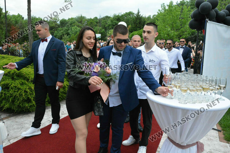 Абитуриентите на ПГМЕТ "Стойчо и Кица Марчеви“ празнуват днес