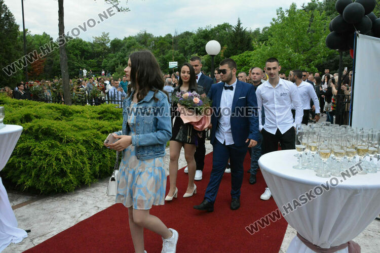 Абитуриентите на ПГМЕТ "Стойчо и Кица Марчеви“ празнуват днес