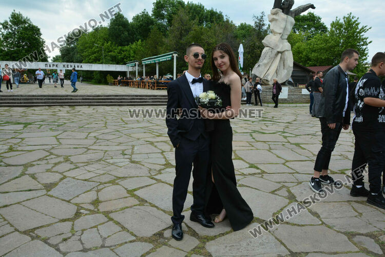 Абитуриентите на ПГМЕТ "Стойчо и Кица Марчеви“ празнуват днес