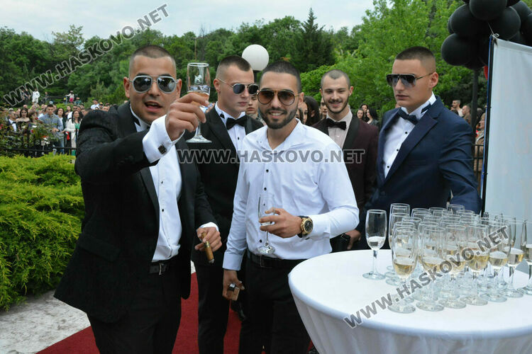 Абитуриентите на ПГМЕТ "Стойчо и Кица Марчеви“ празнуват днес