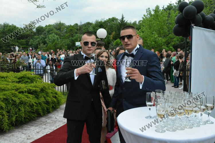 Абитуриентите на ПГМЕТ "Стойчо и Кица Марчеви“ празнуват днес