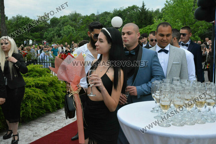 Абитуриентите на ПГМЕТ "Стойчо и Кица Марчеви“ празнуват днес