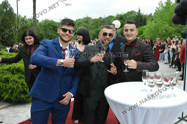 Абитуриентите на ПГМЕТ "Стойчо и Кица Марчеви“ празнуват днес