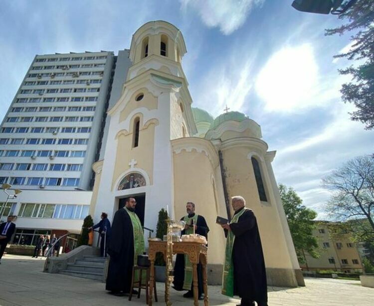 Отслужен бе молебен и водосвет за здраве и благоденствие по повод годишнината от земетресението през 2012 г