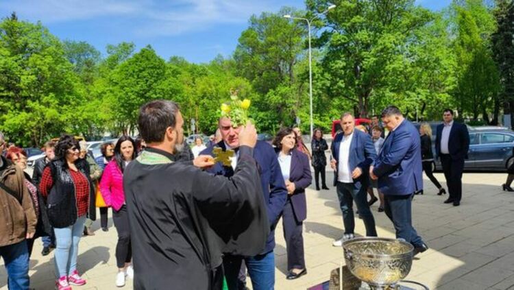 Отслужен бе молебен и водосвет за здраве и благоденствие по повод годишнината от земетресението през 2012 г