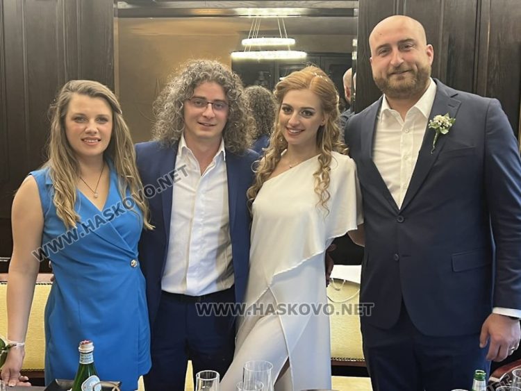 Новото семейство Петкови с кумовете си