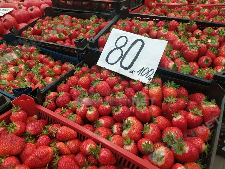  Заляха с ягоди пазара в Кърджали, малцина купуват