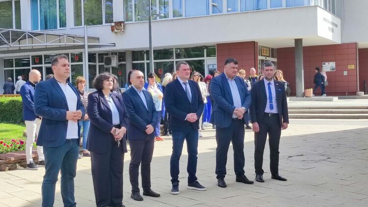 Отслужен бе молебен и водосвет за здраве и благоденствие по повод годишнината от земетресението през 2012 г