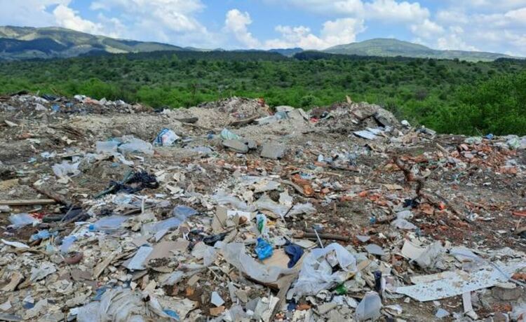 Жители на пернишките квартали &bdquo;Тева&ldquo; и &bdquo;Мошино&ldquo; излязоха на протест във връзка с незаконно създадено сметище