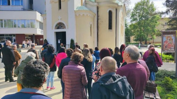 Отслужен бе молебен и водосвет за здраве и благоденствие по повод годишнината от земетресението през 2012 г