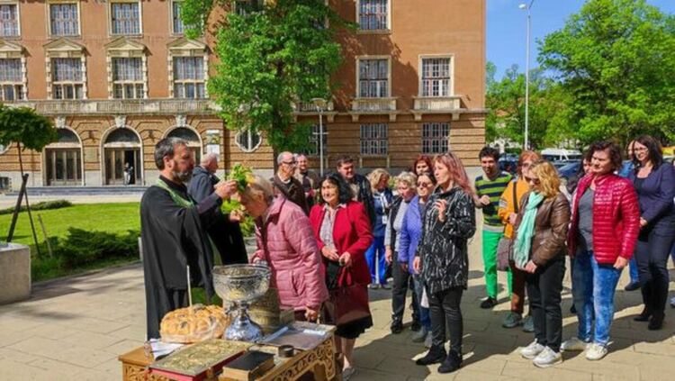 Отслужен бе молебен и водосвет за здраве и благоденствие по повод годишнината от земетресението през 2012 г