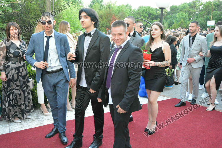 Абитуриентите на ФСГ с лъскави коли, файтон и багер на бала