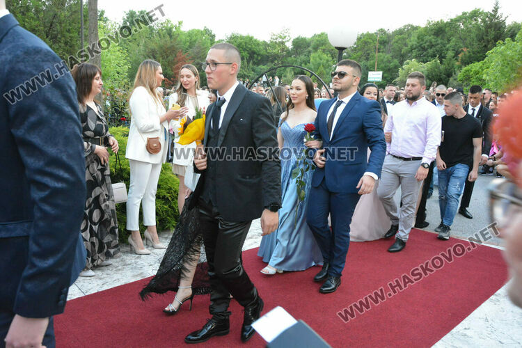 Абитуриентите на ФСГ с лъскави коли, файтон и багер на бала