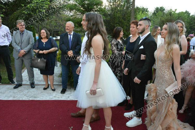 Абитуриентите на ФСГ с лъскави коли, файтон и багер на бала