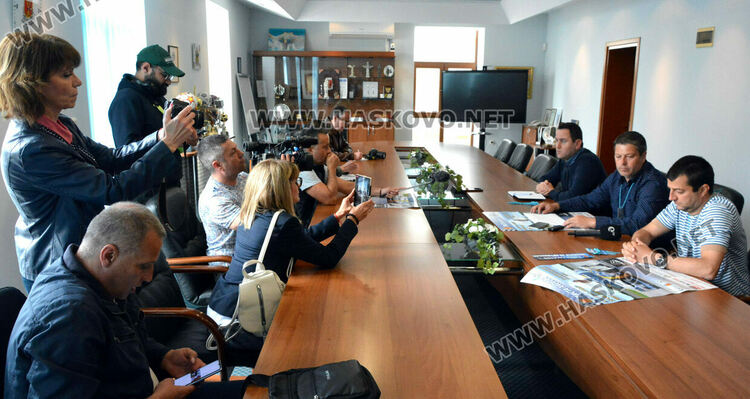 40 автомобилни пилоти на старта на шампионата на затворен маршрут в Хасково