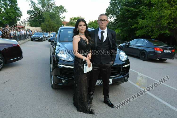 Абитуриентите на ФСГ с лъскави коли, файтон и багер на бала