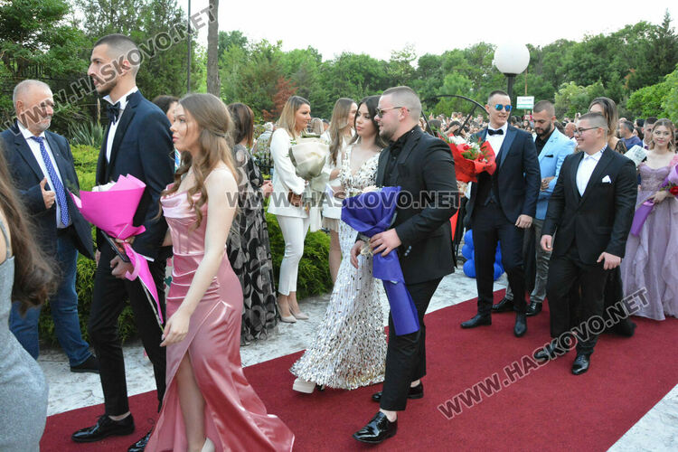 Абитуриентите на ФСГ с лъскави коли, файтон и багер на бала