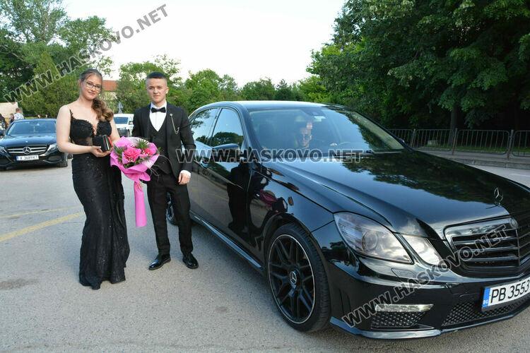 Абитуриентите на ФСГ с лъскави коли, файтон и багер на бала