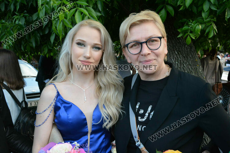 Абитуриентите на ФСГ с лъскави коли, файтон и багер на бала